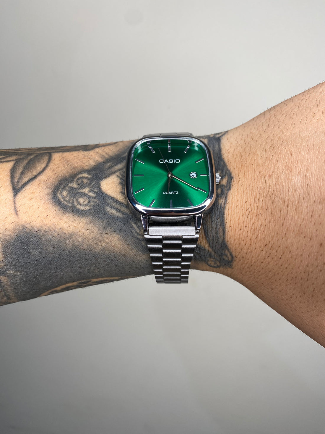 CASIO QUARTZ 2023 PRATEADO FUNDO VERDE