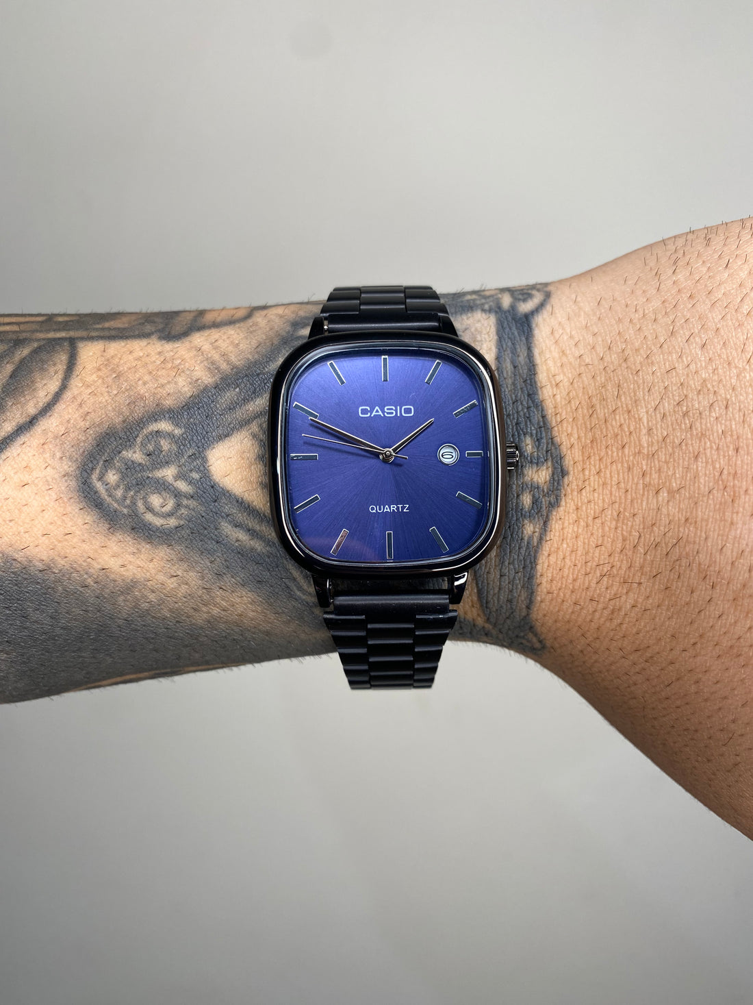 CASIO QUARTZ 2023 PRETO FUNDO AZUL