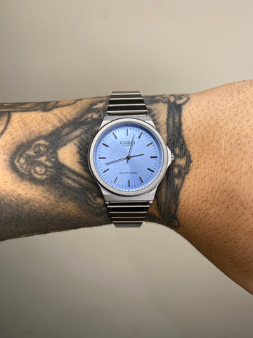 CASIO QUARTZ REDONDO PRATEADO FUNDO AZUL