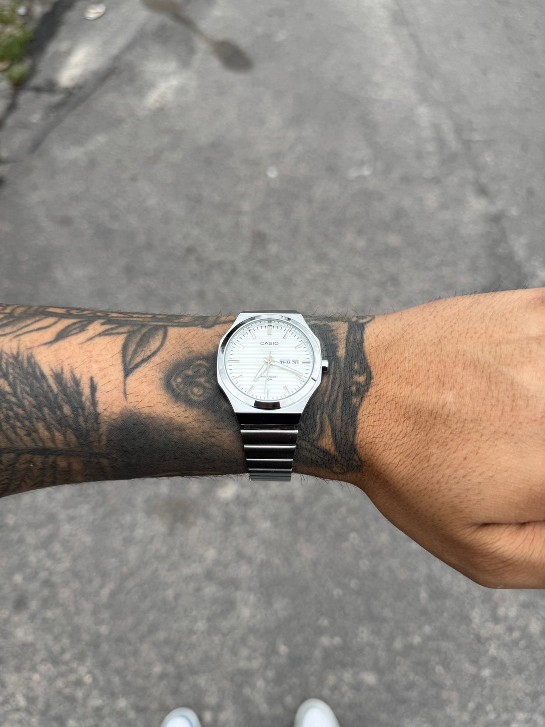 CASIO QUARTZ MT PRATEADO FUNDO BRANCO