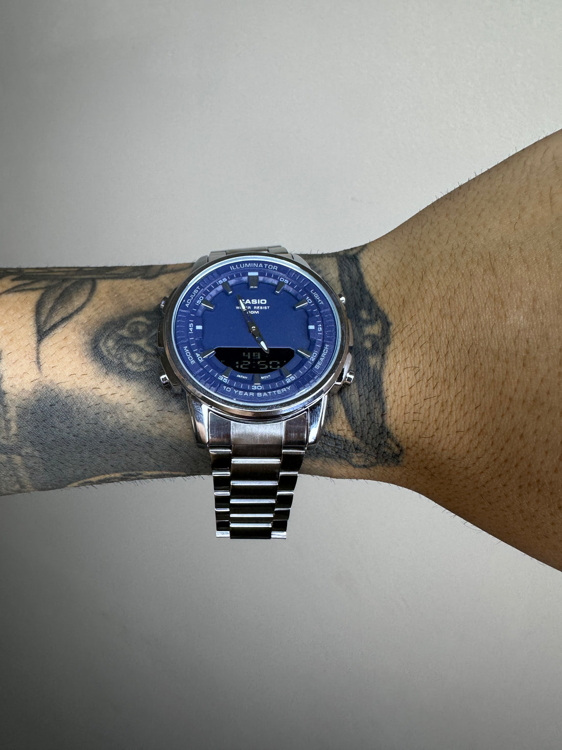 CASIO AMW PRATEADO FUNDO AZUL