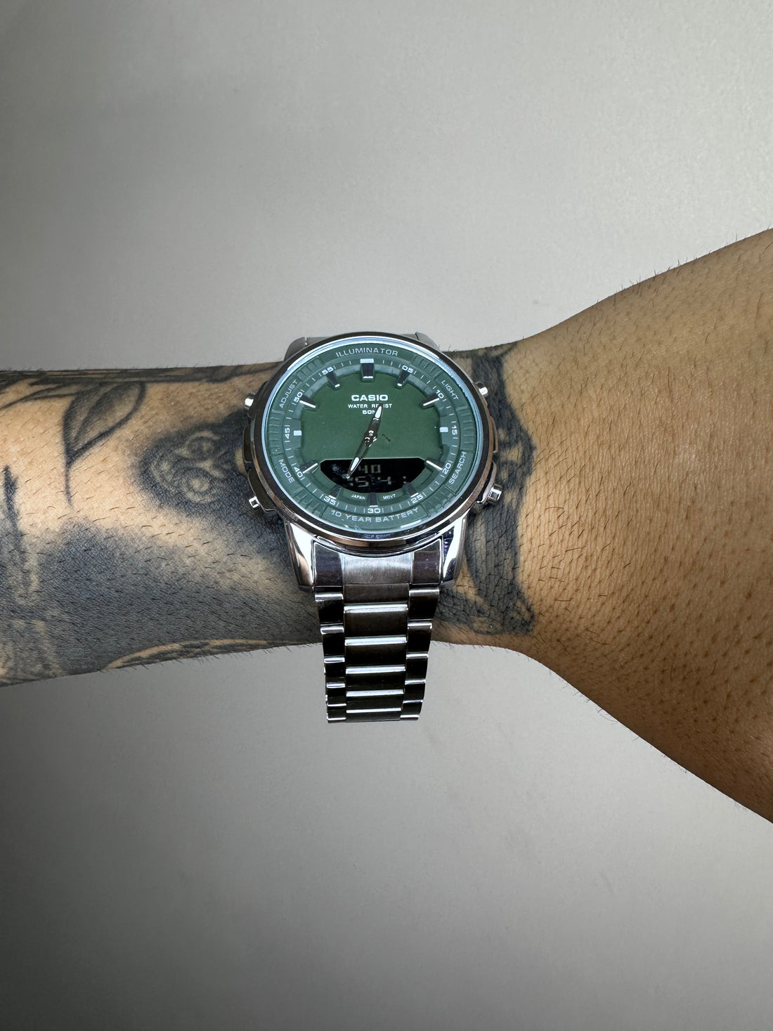 CASIO AMW PRATEADO FUNDO VERDE