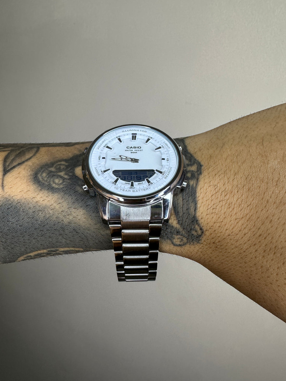 CASIO AMW PRATEADO FUNDO BRANCO