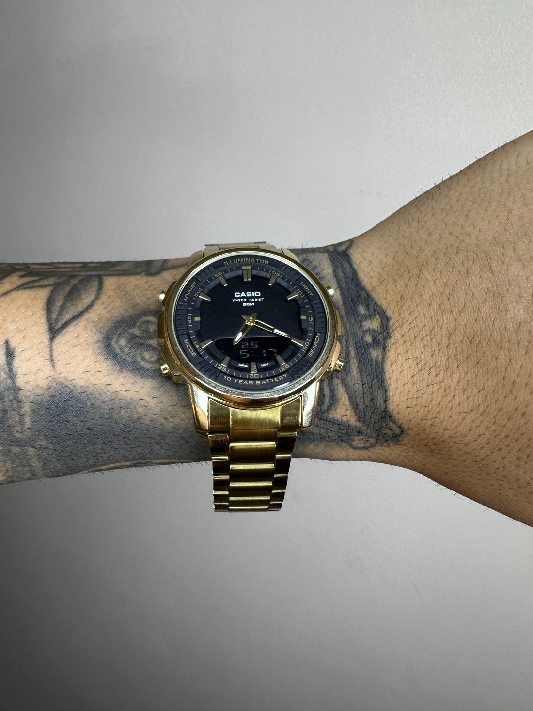 CASIO AMW DOURADO FUNDO PRETO