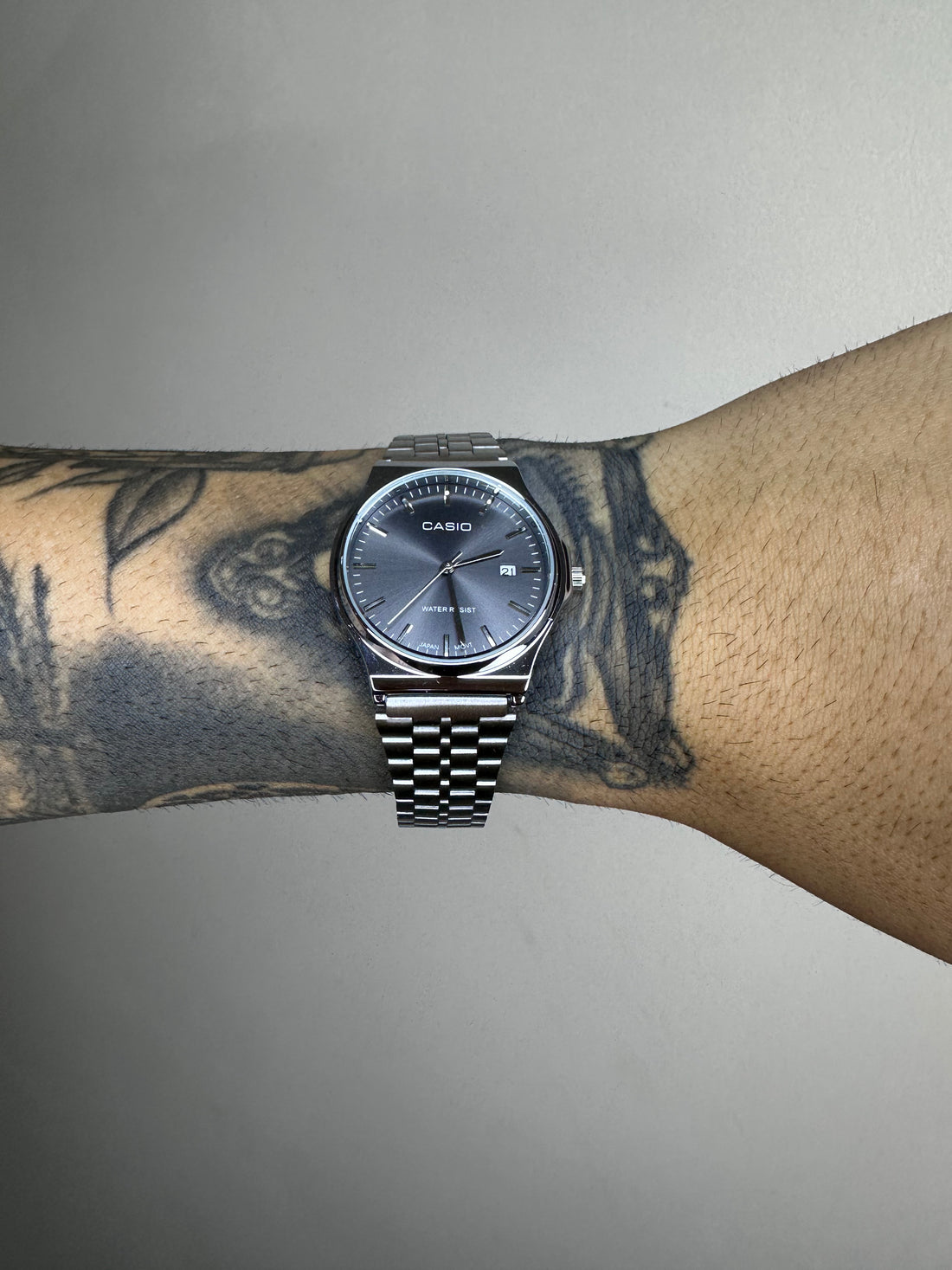 CASIO QUARTZ MTP PRATEADO FUNDO PRETO