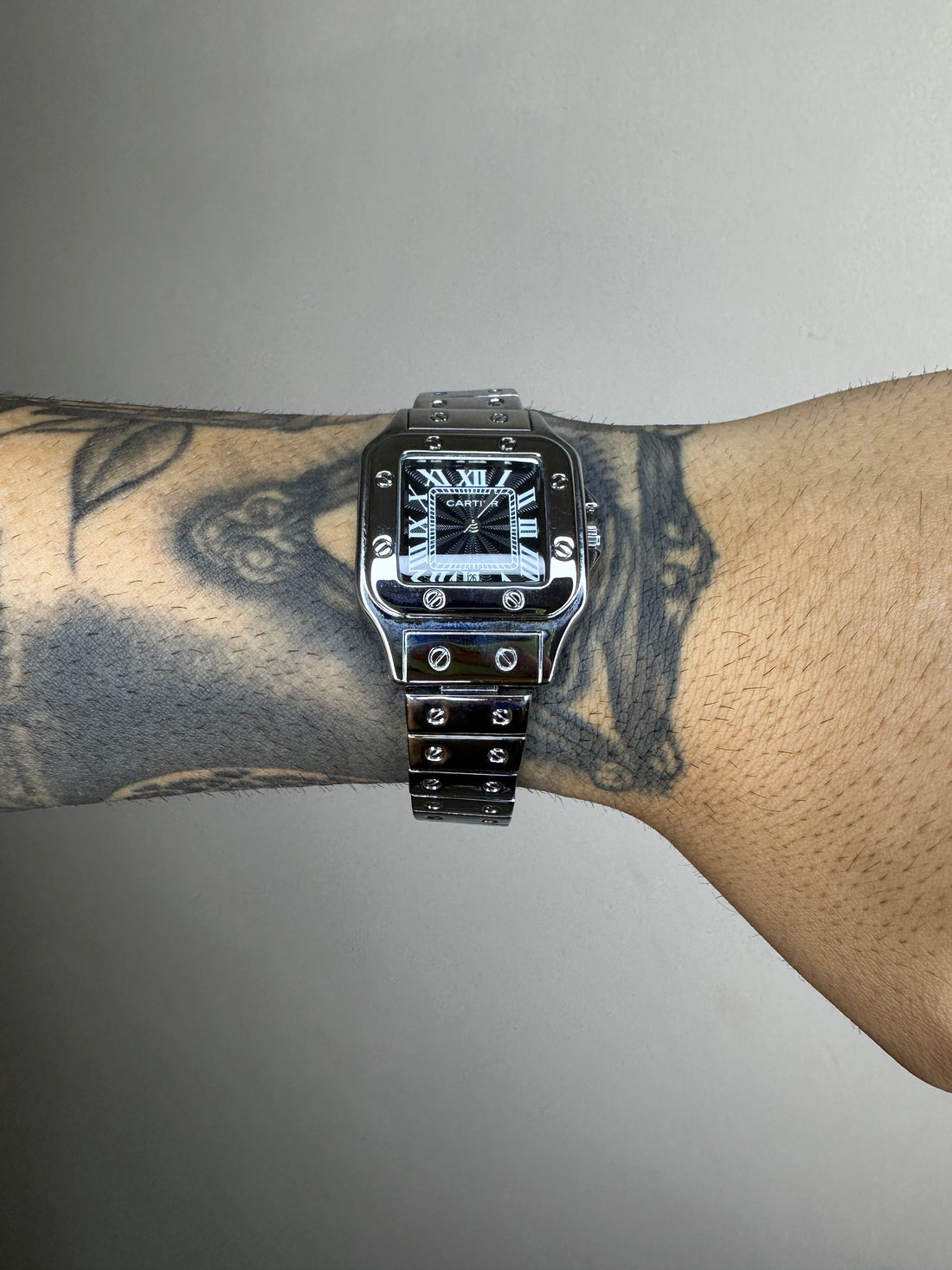 CARTIER SANTOS PRATEADO FUNDO PRETO