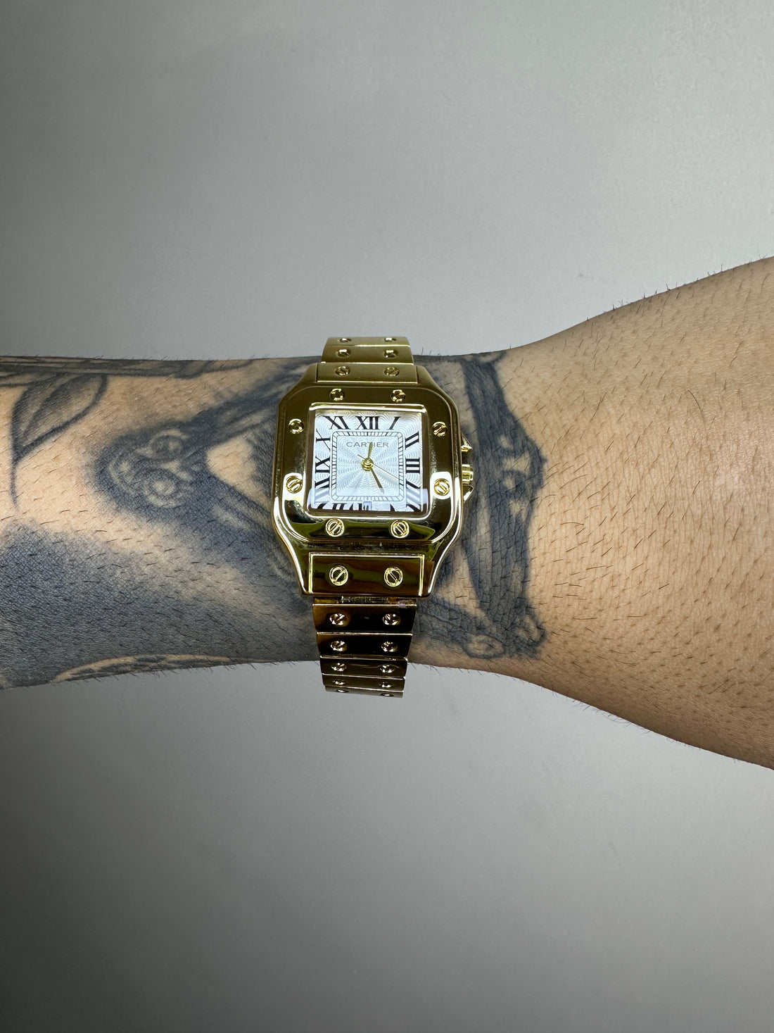 CARTIER SANTOS DOURADO FUNDO BRANCO