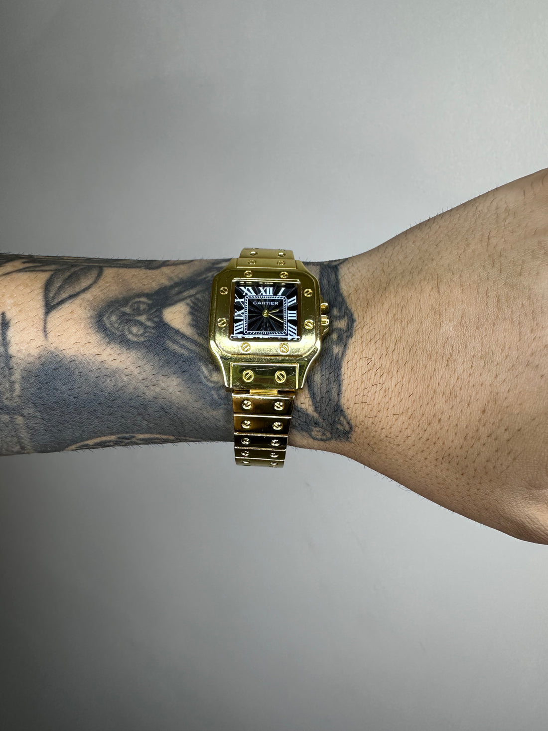 CARTIER SANTOS DOURADO FUNDO PRETO