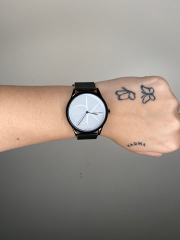 CALVIN KLEIN MINIMALISTA PRETO-BRANCO