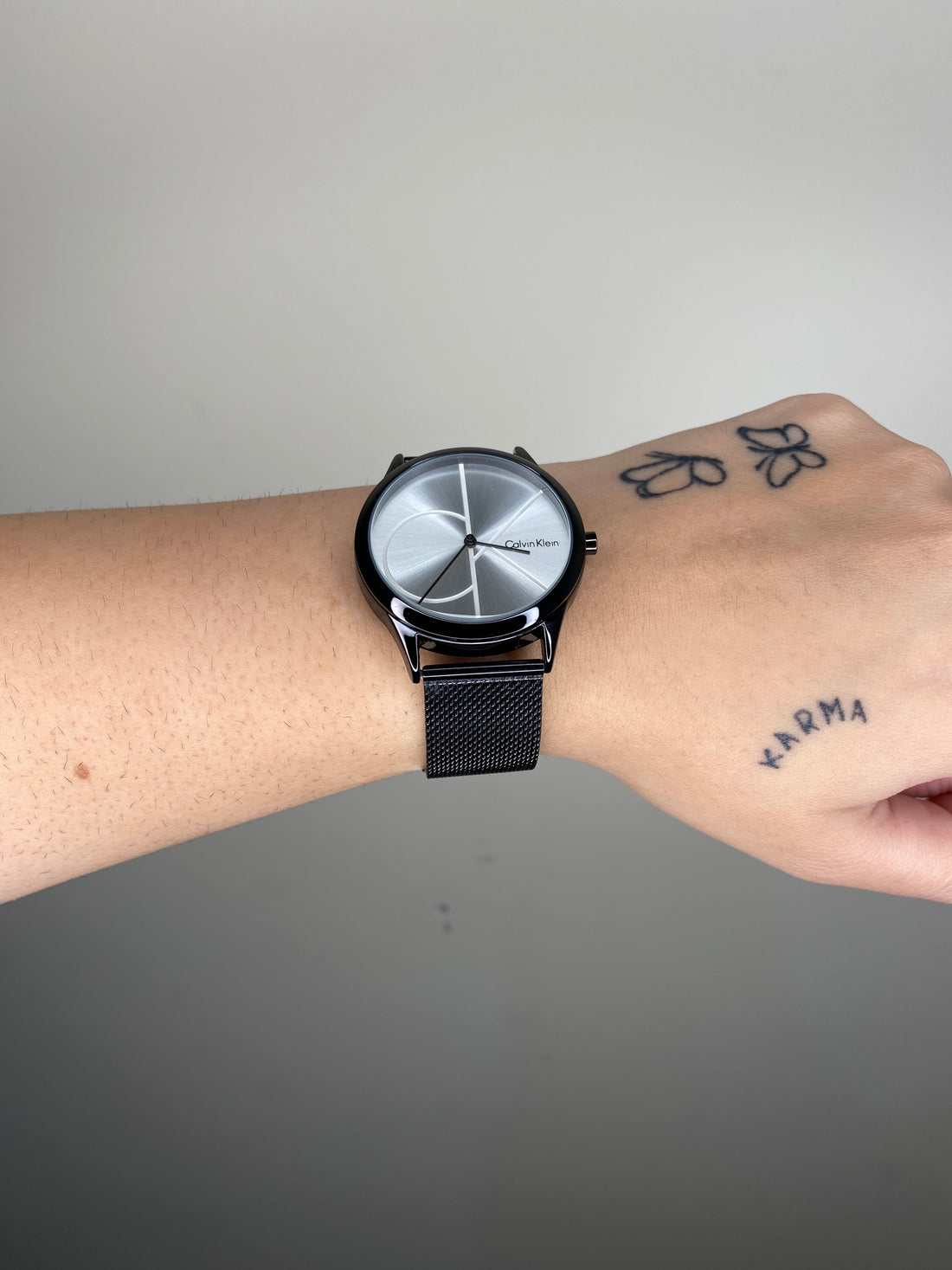 CALVIN KLEIN MINIMALISTA PRETO-BRANCO