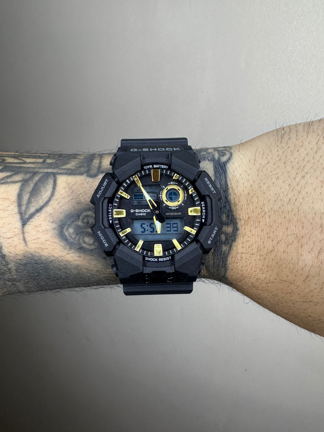 G-SHOCK GA-700 PRETO COM DOURADO