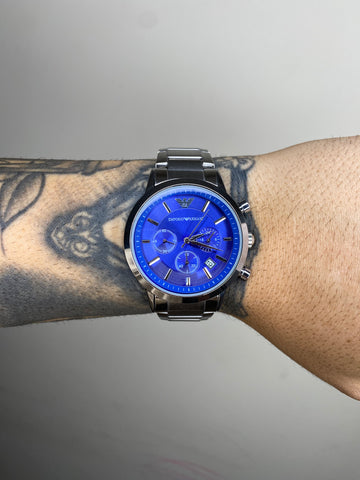 EMPORIO ARMANI AR PRATEADO FUNDO AZUL