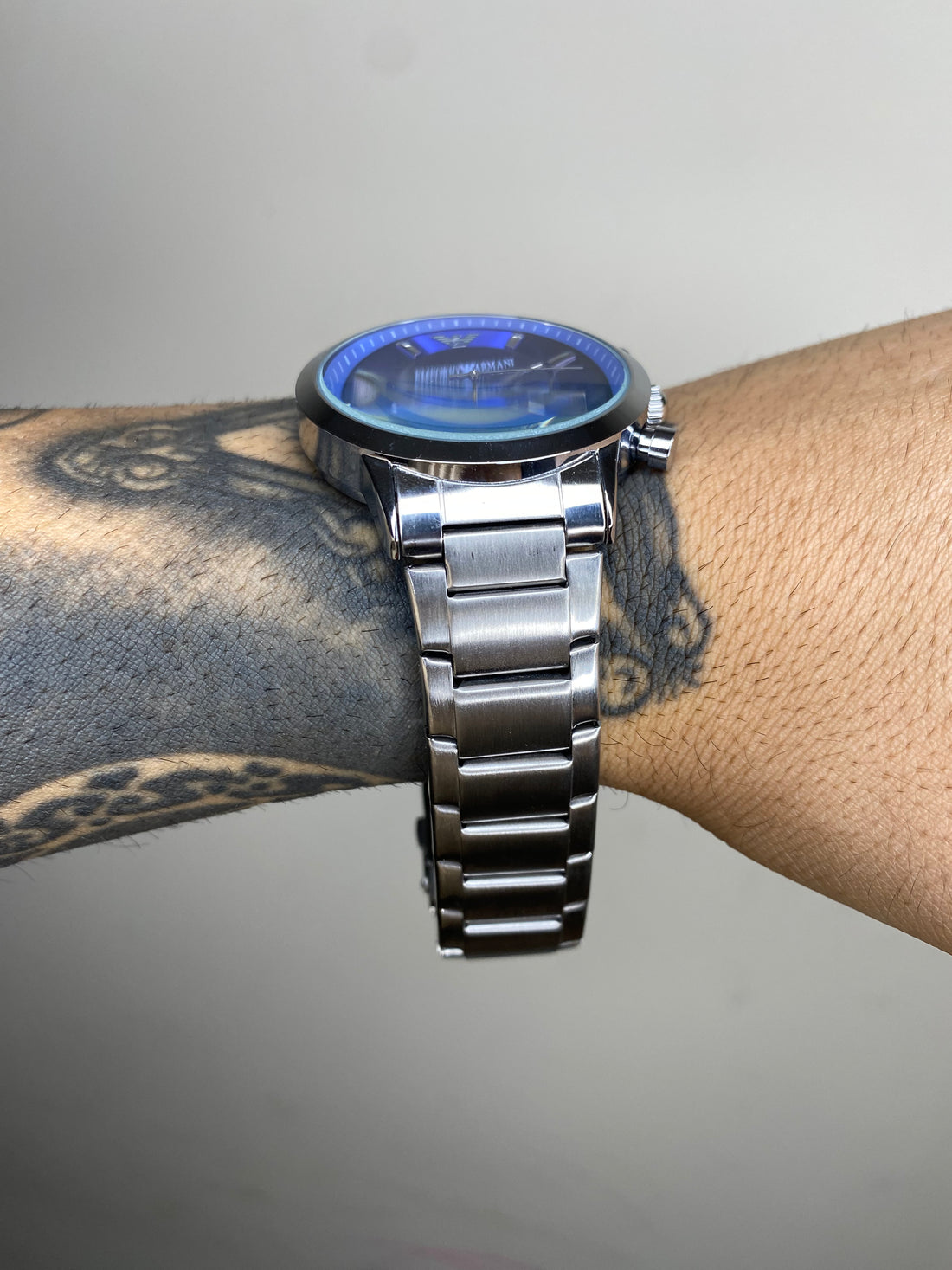 EMPORIO ARMANI AR PRATEADO FUNDO AZUL