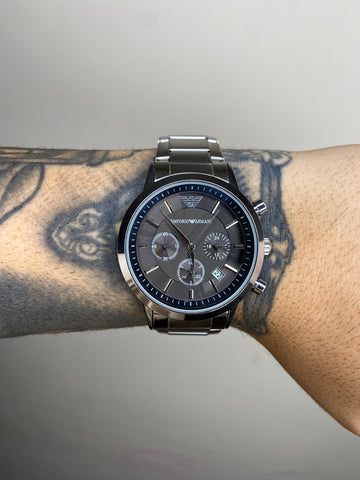 EMPORIO ARMANI AR PRATEADO FUNDO PRETO
