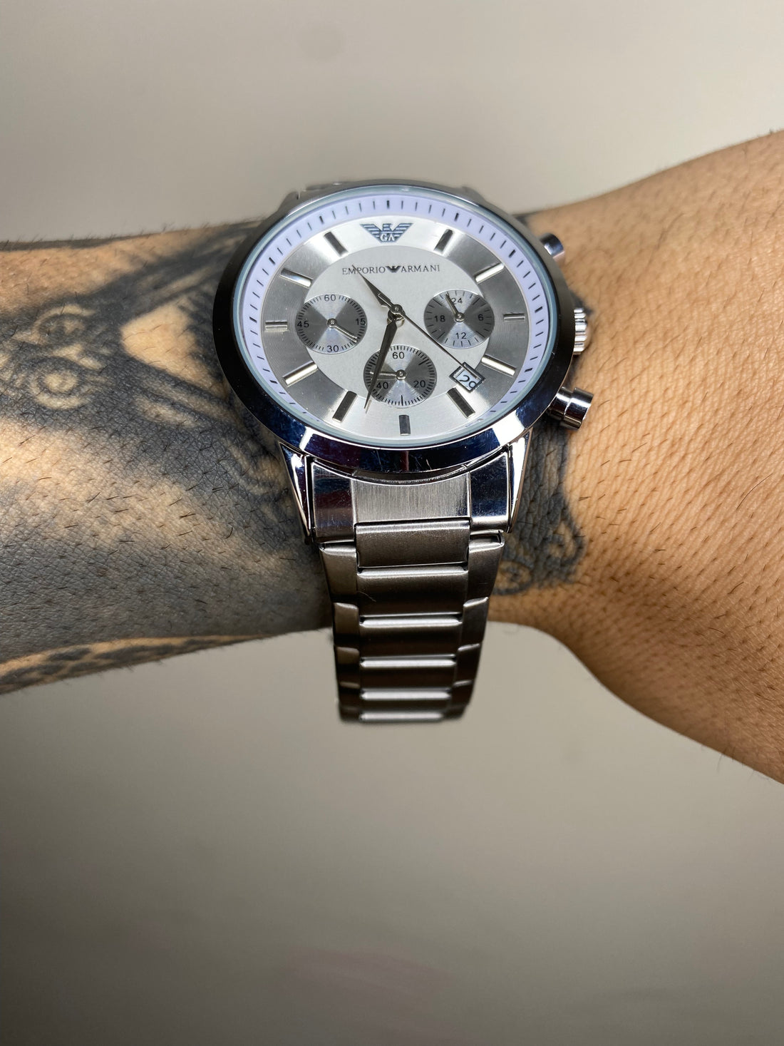 EMPORIO ARMANI AR PRATEADO FUNDO BRANCO