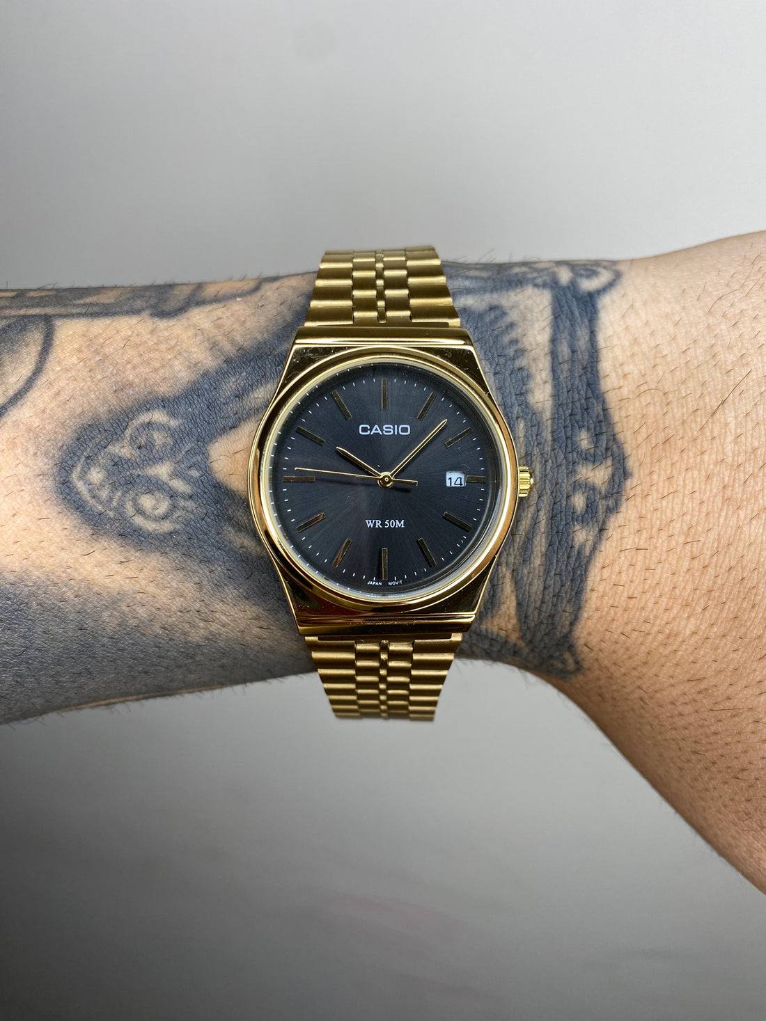 CASIO QUARTZ MTP DOURADO FUNDO PRETO