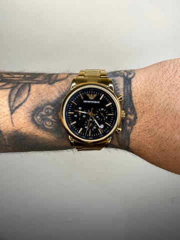 RELÓGIO EMPÓRIO ARMANI DOURADO FUNDO PRETO