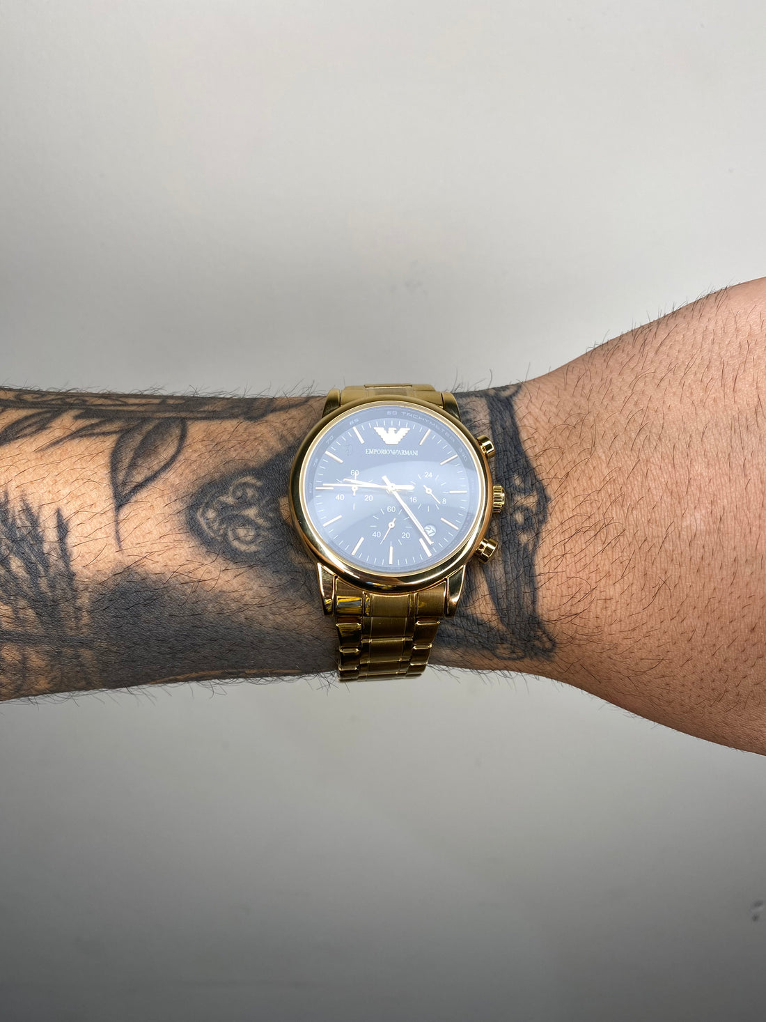 RELÓGIO EMPÓRIO ARMANI DOURADO FUNDO PRETO