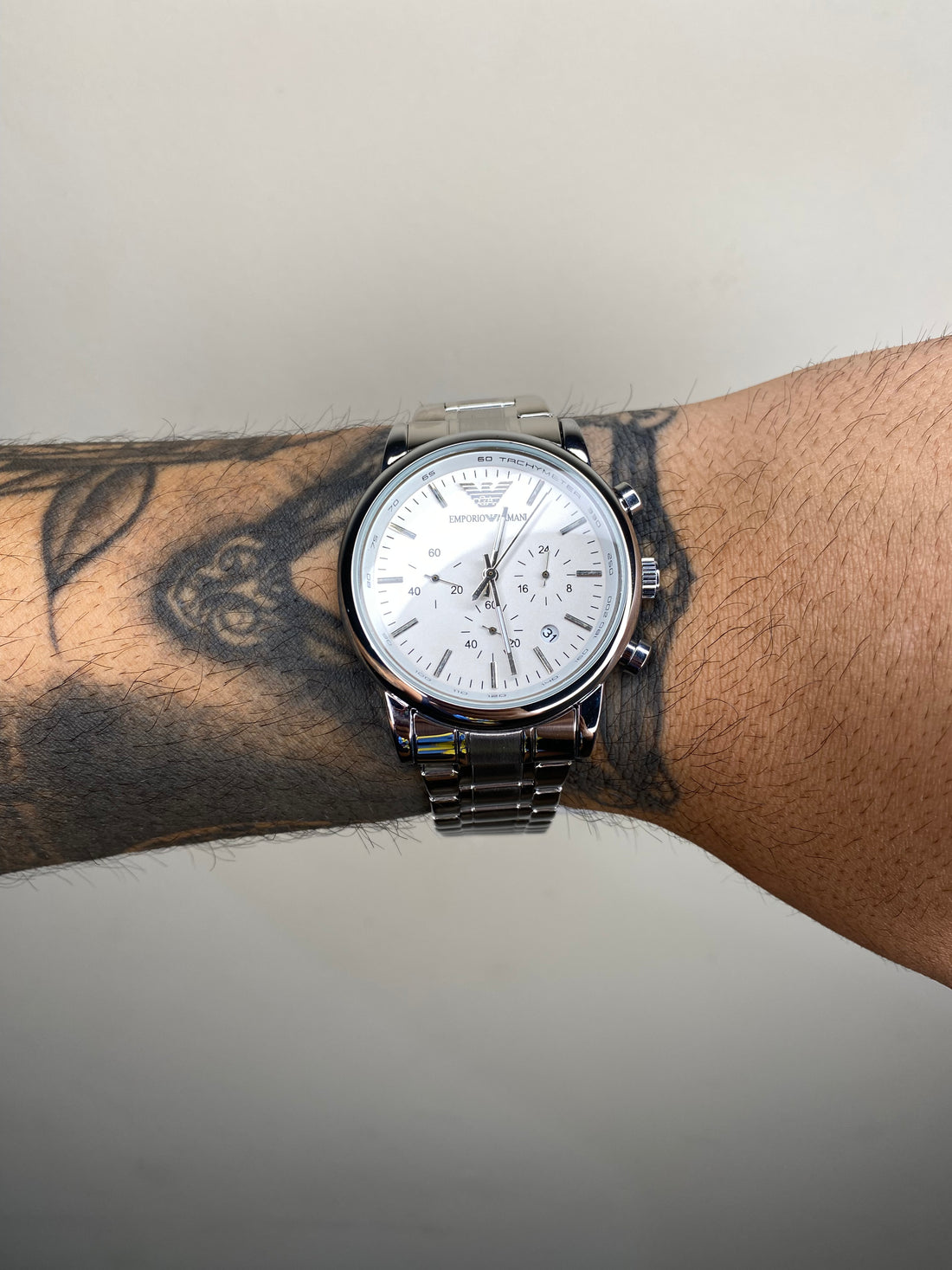 RELÓGIO EMPÓRIO ARMANI PRATEADO FUNDO BRANCO
