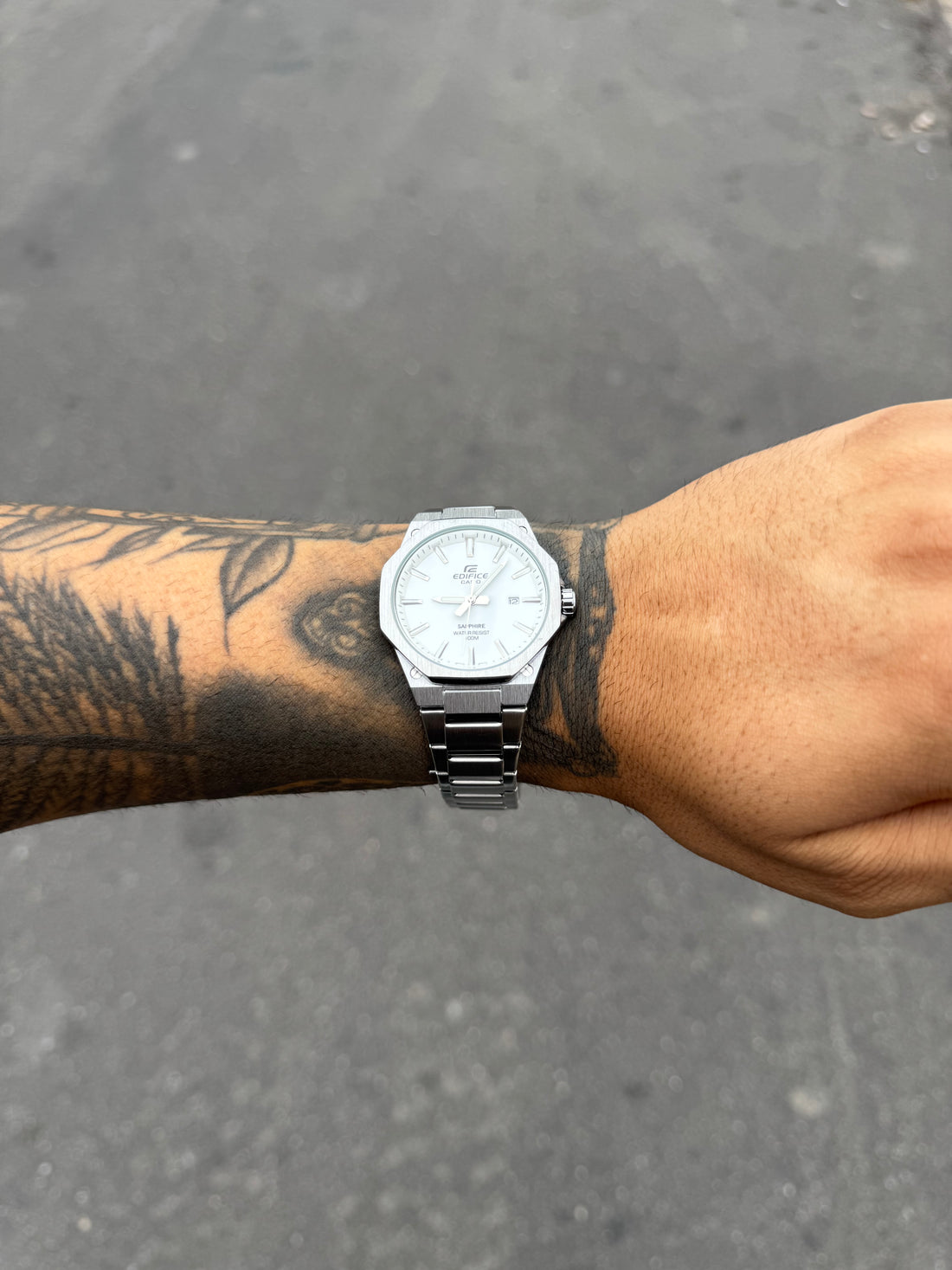 CASIO QUARTZ EDIFICE FUNDO BRANCO