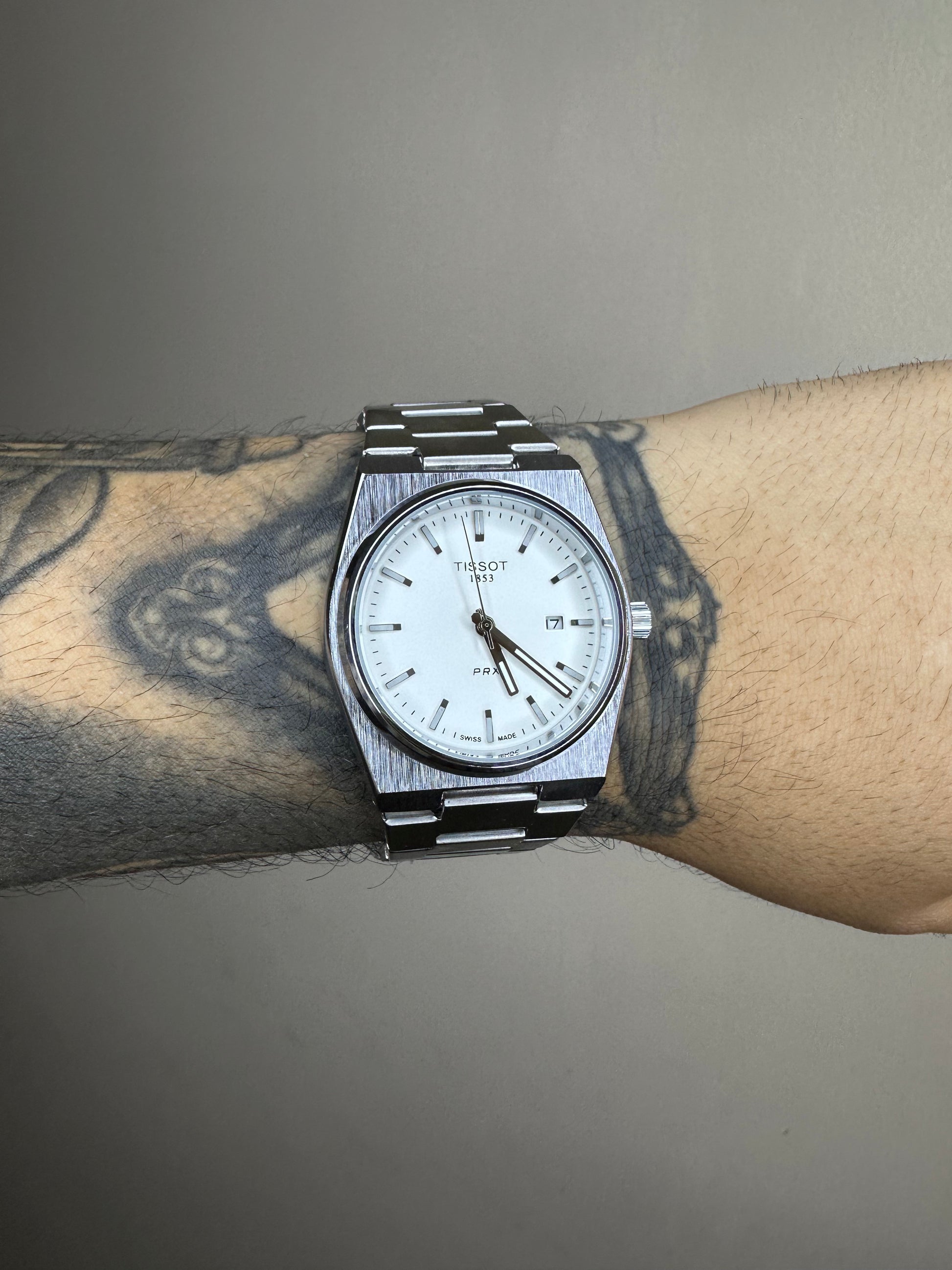 TISSOT PRX PRATEADO FUNDO BRANCO