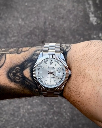 ROLEX DATEJUST PRATEADO FUNDO BRANCO