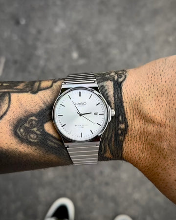 CASIO QUARTZ REDONDO PRATEADO FUNDO BRANCO