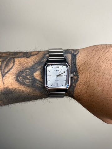 CASIO QUARTZ PRATEADO FUNDO BRANCO