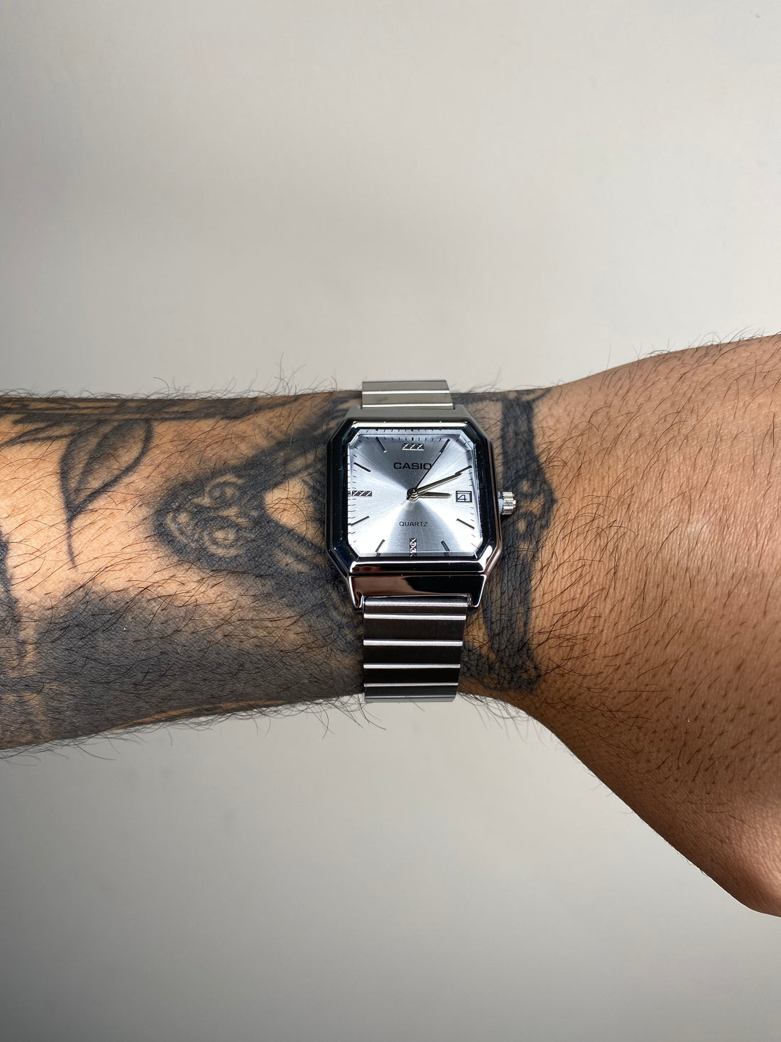 CASIO QUARTZ PRATEADO FUNDO BRANCO