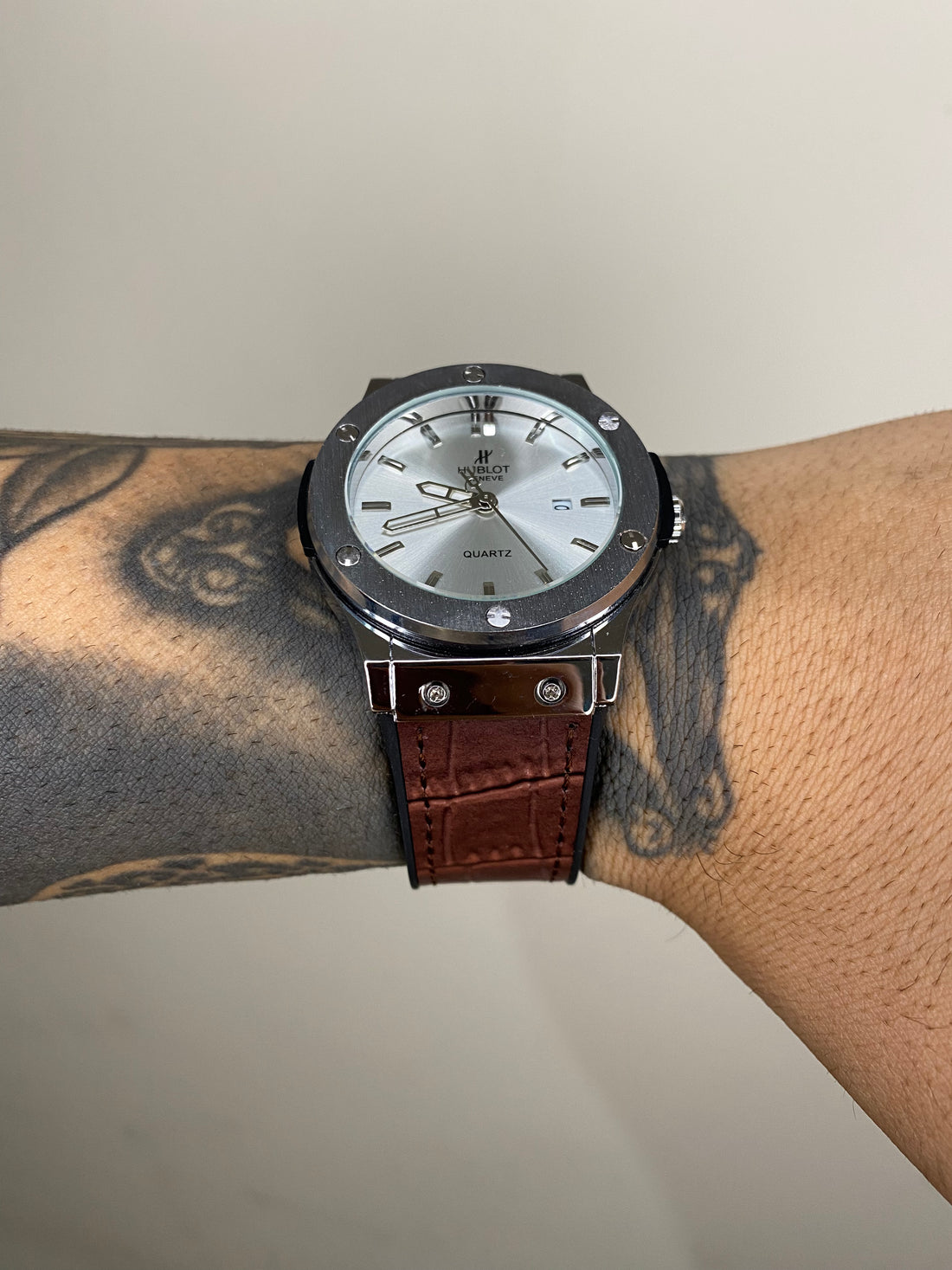 HUBLOT GENEVE PRATEADO FUNDO BRANCO PULSEIRA EM COURO