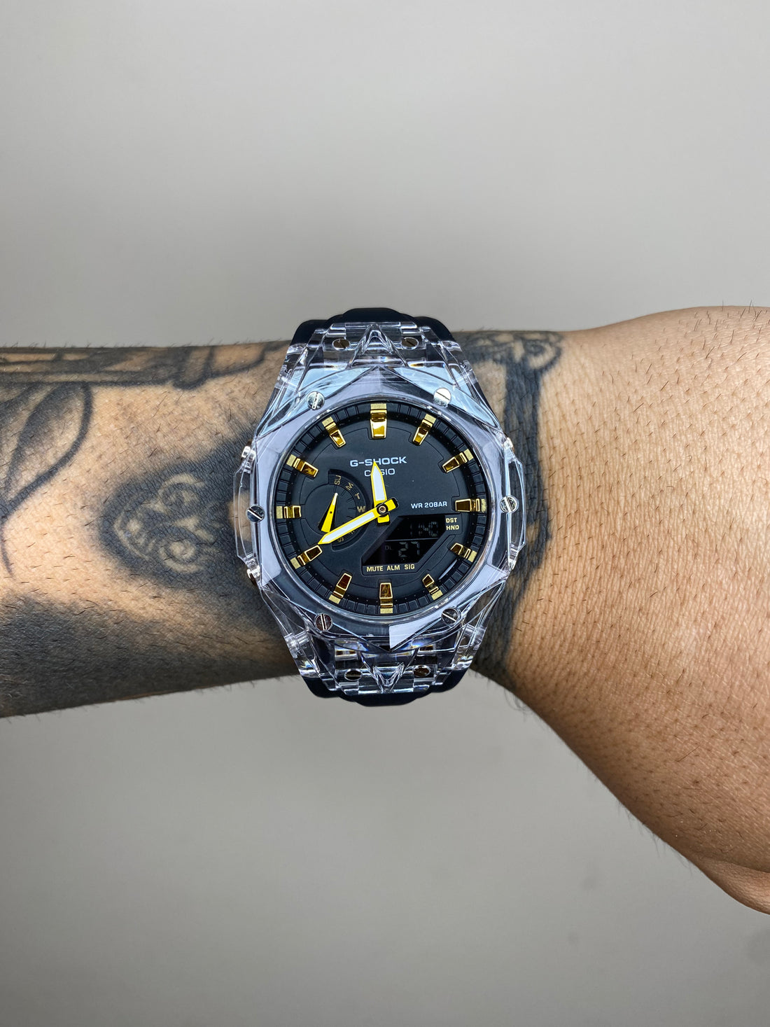G-SHOCK GMA-2100 PRETO FUNDO DOURADO