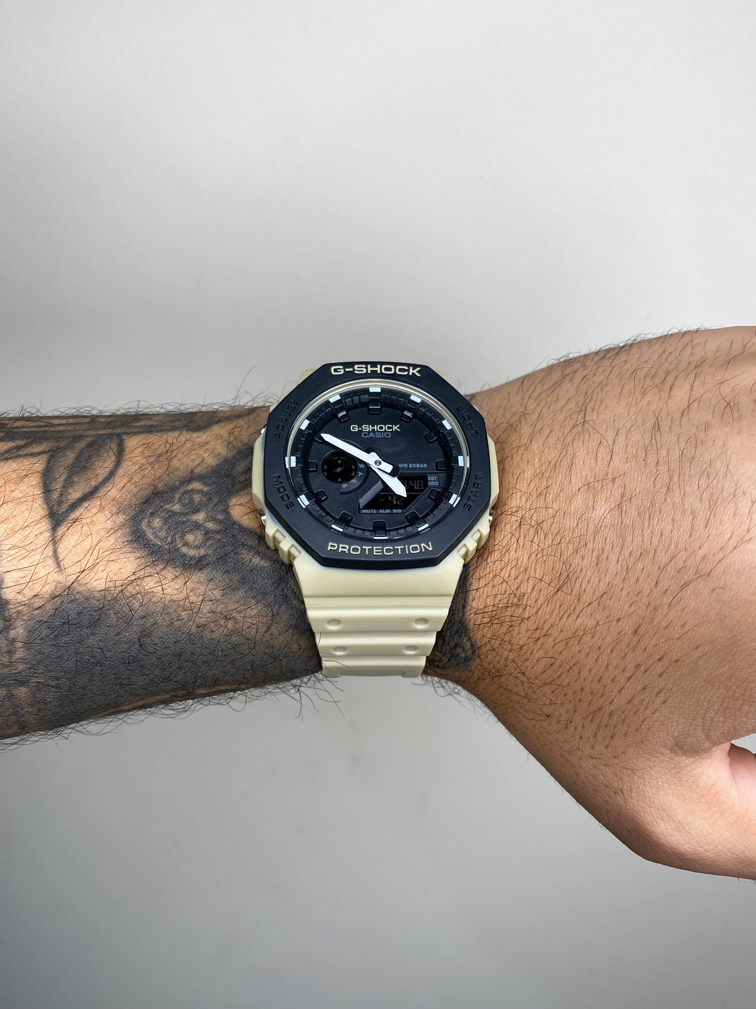 G-SHOCK GA-2100 48MM BEGE COM PRETO