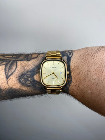 CASIO QUARTZ 2023 DOURADO