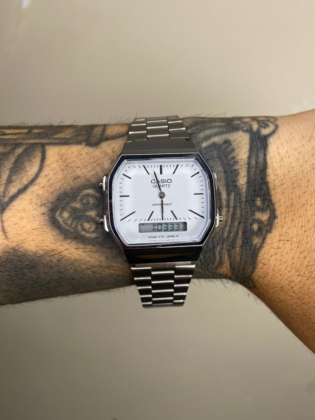 CASIO QUARTZ OCTA DIG PRATA FUNDO BRANCO