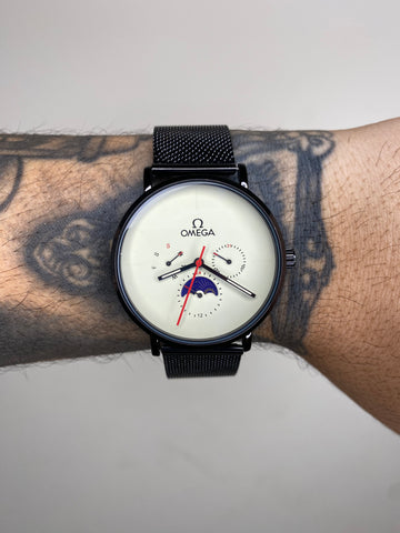 OMEGA MEIA LUA PRETO FUNDO BRANCO
