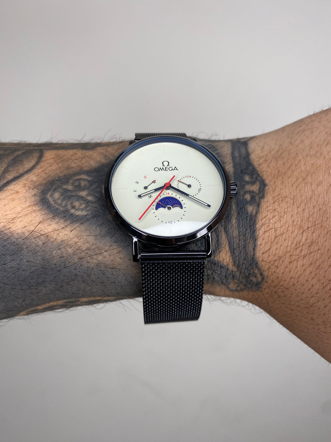 OMEGA MEIA LUA PRETO FUNDO BRANCO