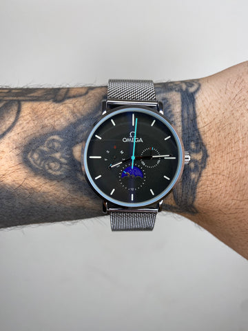 OMEGA MEIA LUA PRATEADO FUNDO PRETO