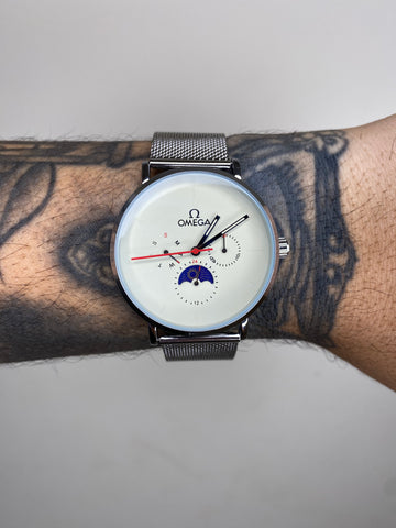 OMEGA MEIA LUA PRATEADO FUNDO BRANCO