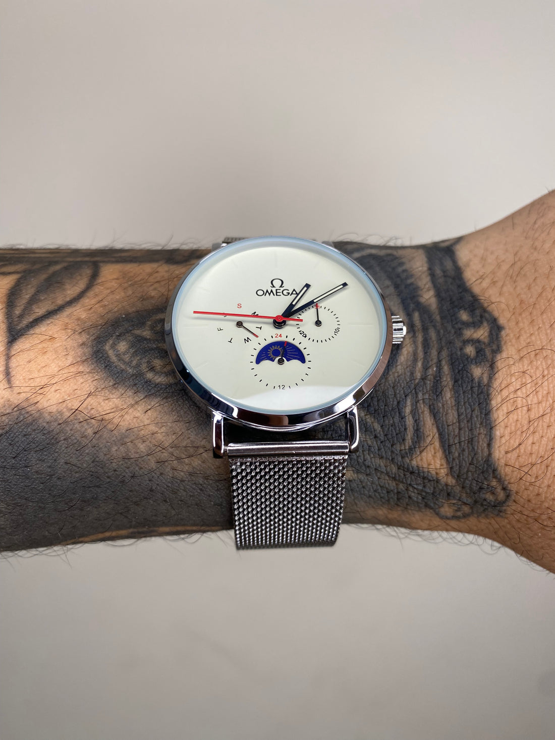 OMEGA MEIA LUA PRATEADO FUNDO BRANCO