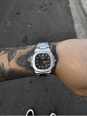 PATEK PHILIPPE NAUTILUS PRATEADO FUNDO PRETO