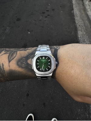 PATEK PHILIPPE NAUTILUS PRATEADO FUNDO VERDE